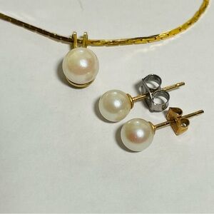 Women’s Pearl Necklace and Pearl Earrings Set